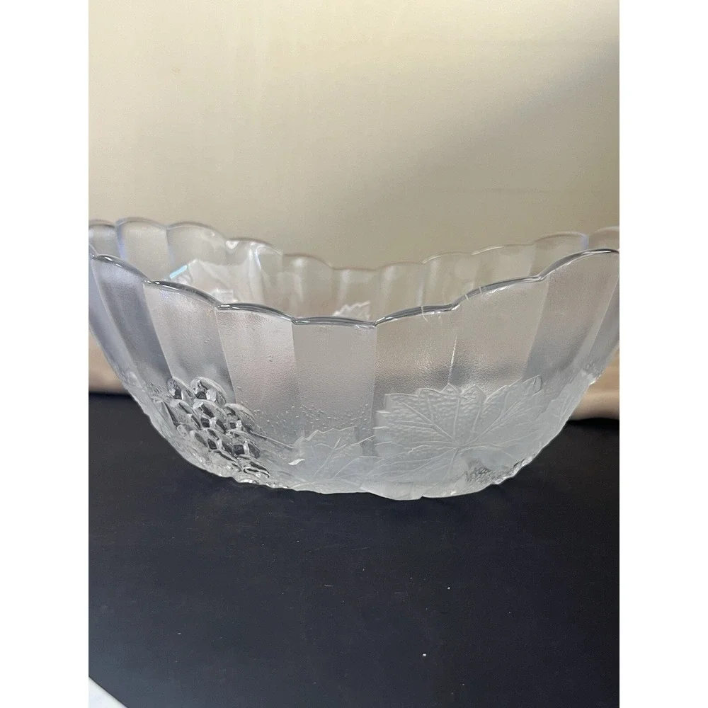 FROSTED GLASS GRAPES AND LEAVES OVAL FRUIT BOWL 10.5x8x4.5 (748)